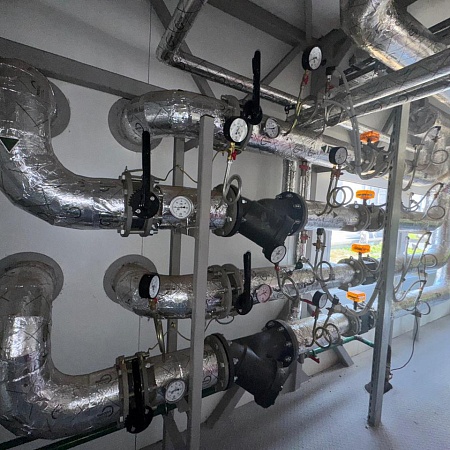 Автоматизированная блочно-модульная водогрейная котельная мощностью 3,36 МВт, топливо – природный газ, с дымовой трубой ферменного типа 10м