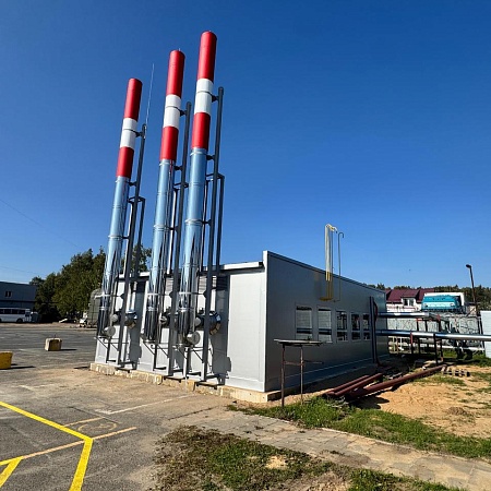 Автоматизированная блочно-модульная водогрейная котельная мощностью 3,36 МВт, топливо – природный газ, с дымовой трубой ферменного типа 10м